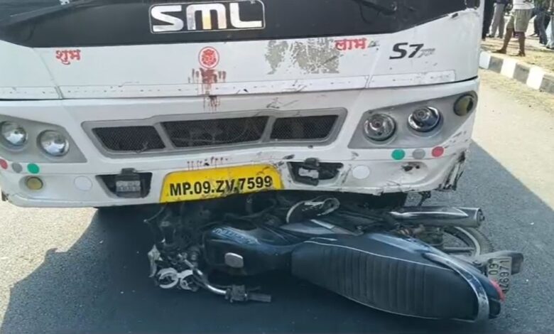 तेज रफ्तार फैक्ट्री बस ने बाइक सवार को रौंदा, ग्रामीणों ने सड़क जाम कर सुरक्षा की मांग की