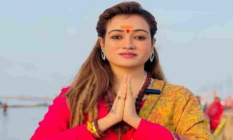 हर्षा रिछारिया का संन्यास विवाद: संत समाज ने परंपरा के खिलाफ बताया, रोक लगाने की मांग