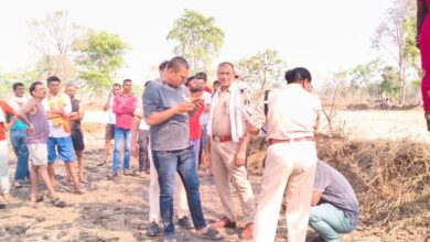 बालोद में सनसनी: खेत में एक ही पेड़ से मिले महिला और युवक के शव