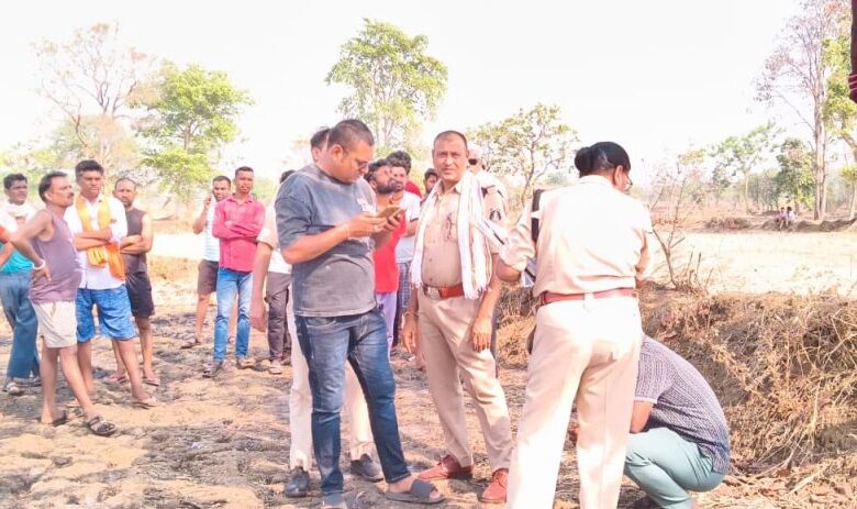 बालोद में सनसनी: खेत में एक ही पेड़ से मिले महिला और युवक के शव