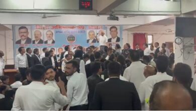 जिला अदालत में चुनाव को लेकर हंगामा, दो गुट आमने-सामने