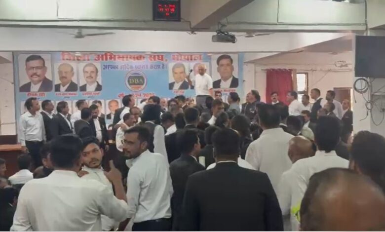 जिला अदालत में चुनाव को लेकर हंगामा, दो गुट आमने-सामने