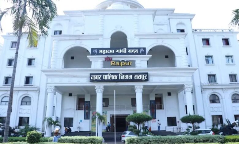 गंदा पानी सप्लाई करने पर निगम की सख्त कार्रवाई