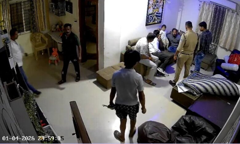 गिरफ्तारी के बाद पांच पुलिसकर्मी सस्पेंड, प्रशासन पर उठे सवाल