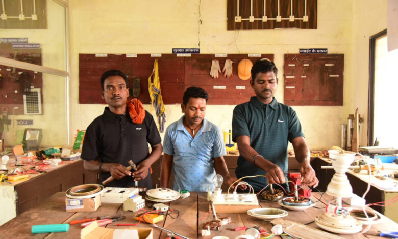 अब हथियार नहीं, हुनर से बदल रही पुनर्वासितों की जिंदगी, इलेक्ट्रीशियन ट्रेड में दिया जा रहा प्रशिक्षण