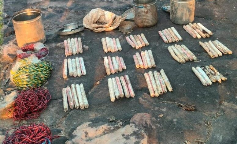 सीआरपीएफ को जंगल में भारी मात्रा में विस्फोटक मिला