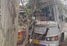 बस-ट्रक में टक्कर, एक दर्जन से ज्यादा यात्री घायल