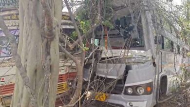 बस-ट्रक में टक्कर, एक दर्जन से ज्यादा यात्री घायल