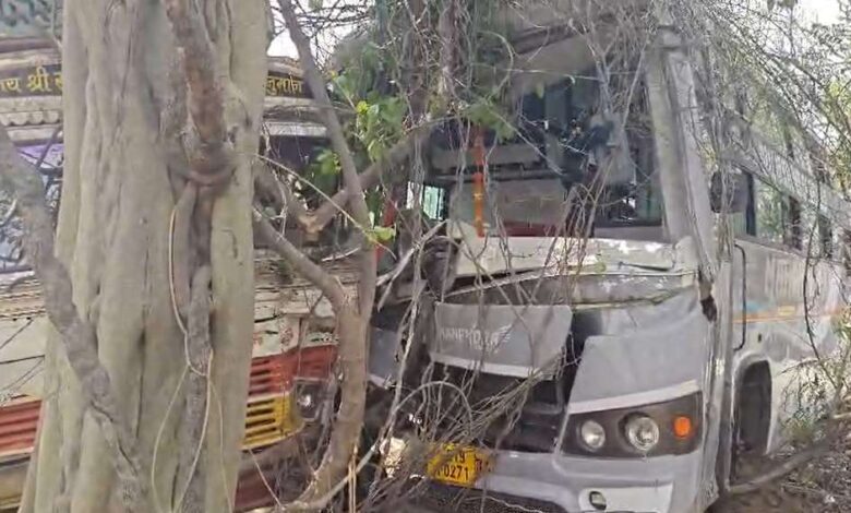 बस-ट्रक में टक्कर, एक दर्जन से ज्यादा यात्री घायल