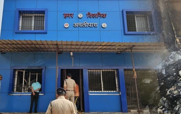 बिना बिजली के हमर क्लिनिक भवन में लगी आग