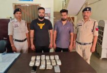 खेत में जुआ खेलते दो पकड़े गए