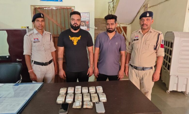 खेत में जुआ खेलते दो पकड़े गए खेत में जुआ खेलते दो पकड़े गए