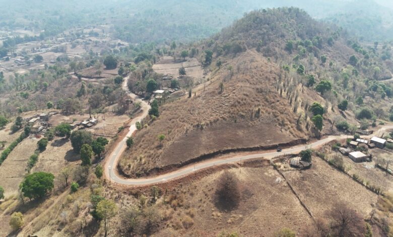 पहाड़ों के बीच बसा चाऊरडोंगरी अब बारहमासी सड़क से जुड़ा