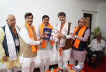 प्रदेश भाजपा अध्यक्ष ने केंद्र और राज्य सरकार की उपलब्धियों पर आधारित किताब एमपी के सीएम को भेंट की