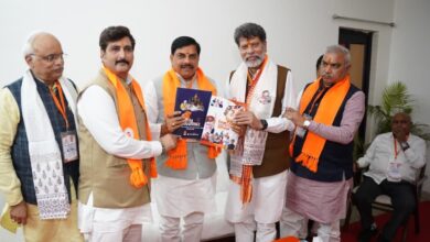 प्रदेश भाजपा अध्यक्ष ने केंद्र और राज्य सरकार की उपलब्धियों पर आधारित किताब एमपी के सीएम को भेंट की