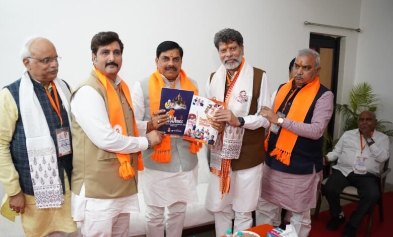 प्रदेश भाजपा अध्यक्ष ने केंद्र और राज्य सरकार की उपलब्धियों पर आधारित किताब एमपी के सीएम को भेंट की