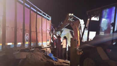 मिनी हाइवा और ट्रक की भिड़ंत में तीन की मौत