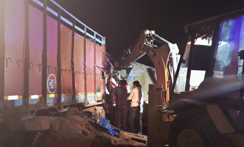 मिनी हाइवा और ट्रक की भिड़ंत में तीन की मौत मिनी हाइवा और ट्रक की भिड़ंत में तीन की मौत