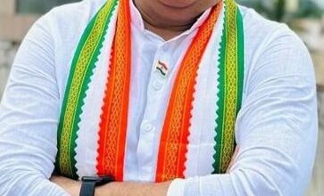 अब कांग्रेस नेता फंसे करेंसी टावर के लिफ्ट में