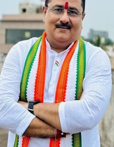 अब कांग्रेस नेता फंसे करेंसी टावर के लिफ्ट में