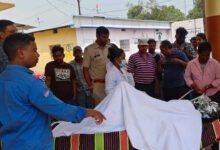 सड़क किनारे जली मिली लड़की की हुई मौत, मंत्री राजवाड़े ने मृतका के परिजनों से की भेंट