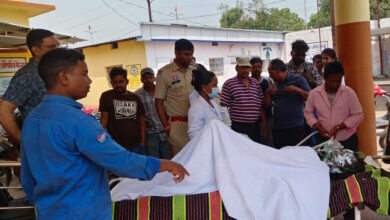 सड़क किनारे जली मिली लड़की की हुई मौत, मंत्री राजवाड़े ने मृतका के परिजनों से की भेंट सड़क किनारे जली मिली लड़की की हुई मौत, मंत्री राजवाड़े ने मृतका के परिजनों से की भेंट