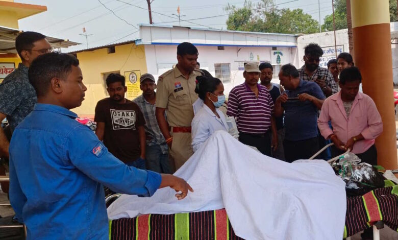 सड़क किनारे जली मिली लड़की की हुई मौत, मंत्री राजवाड़े ने मृतका के परिजनों से की भेंट सड़क किनारे जली मिली लड़की की हुई मौत, मंत्री राजवाड़े ने मृतका के परिजनों से की भेंट