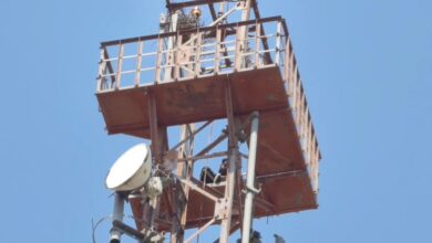 पारिवारिक तनाव के चलते टावर पर चढ़ा युवक पारिवारिक तनाव के चलते टावर पर चढ़ा युवक