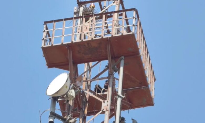 पारिवारिक तनाव के चलते टावर पर चढ़ा युवक