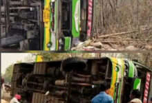 यात्री बस अनियंत्रित होकर पलटी 3 गंभीर, एक यात्री का हाथ कटकर अलग हुआ