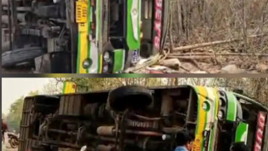 यात्री बस अनियंत्रित होकर पलटी 3 गंभीर, एक यात्री का हाथ कटकर अलग हुआ