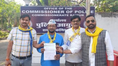 रायपुर की ट्रैफिक समस्याओं को लेकर आम आदमी पार्टी ने कमिश्नर संजीव शुक्ला को सौंपा ज्ञापन