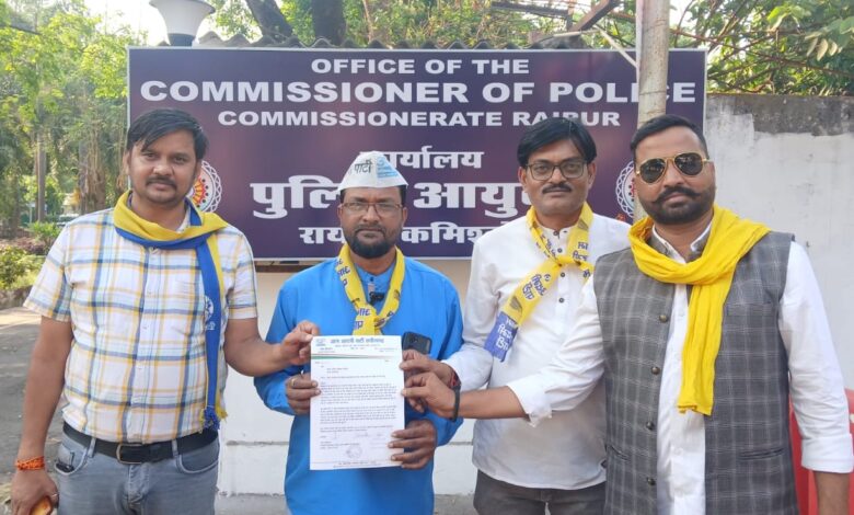 रायपुर की ट्रैफिक समस्याओं को लेकर आम आदमी पार्टी ने कमिश्नर संजीव शुक्ला को सौंपा ज्ञापन