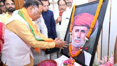 मुख्यमंत्री साय ने ज्योतिबा फुले को पुष्पांजलि अर्पित की