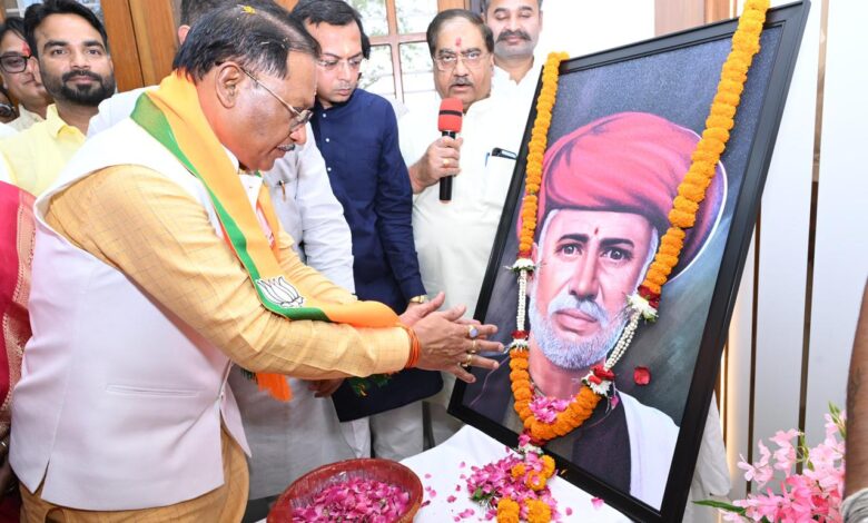 मुख्यमंत्री साय ने ज्योतिबा फुले को पुष्पांजलि अर्पित की मुख्यमंत्री साय ने ज्योतिबा फुले को पुष्पांजलि अर्पित की