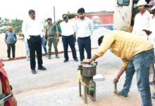 PWD के सड़क निर्माण के औचक निरीक्षण में पहुंचे कलेक्टर, कटिंग करवाकर परखी गुणवत्ता