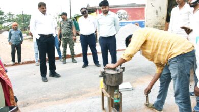 PWD के सड़क निर्माण के औचक निरीक्षण में पहुंचे कलेक्टर, कटिंग करवाकर परखी गुणवत्ता