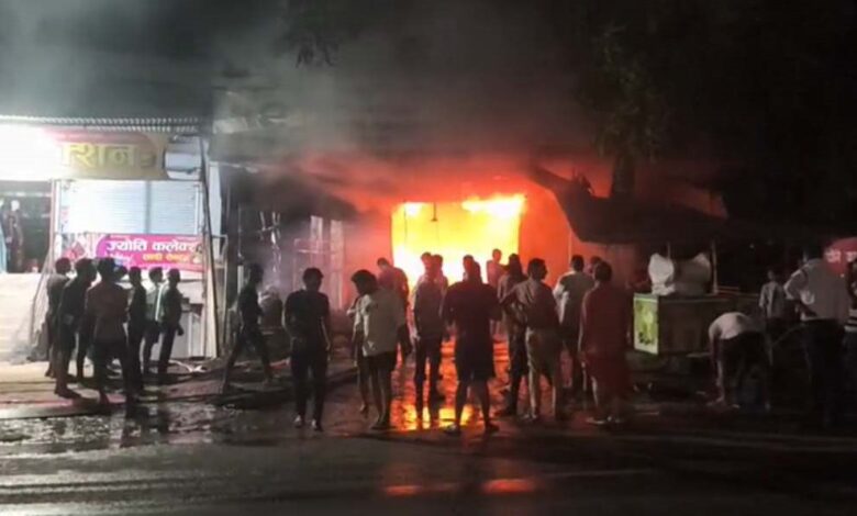 ऑटो स्पेयर पार्ट्स दुकान में लगी आग