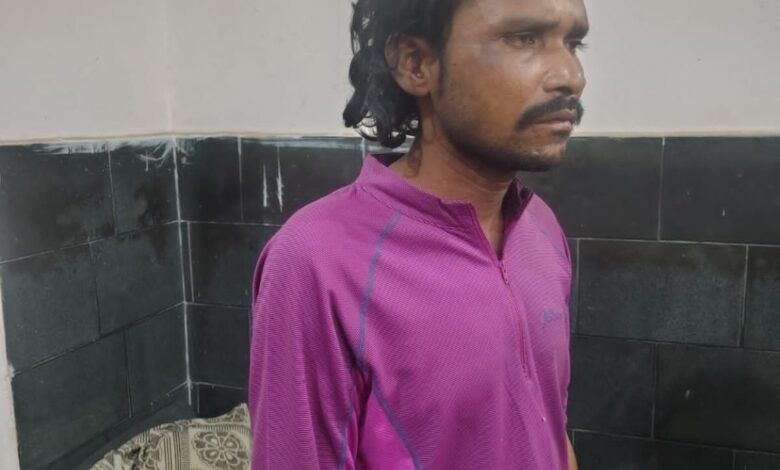 प्रेमिका की बर्बरता पूर्ण हत्या का आरोपी कोरिया से गिरफ्तार प्रेमिका की बर्बरता पूर्ण हत्या का आरोपी कोरिया से गिरफ्तार