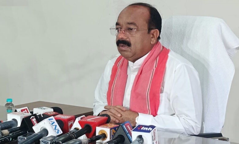 पूर्ववर्ती सरकार ने पुलिस और जवानों के बाँध रखे थे हाथ: डिप्टी सीएम साव पूर्ववर्ती सरकार ने पुलिस और जवानों के बाँध रखे थे हाथ: डिप्टी सीएम साव