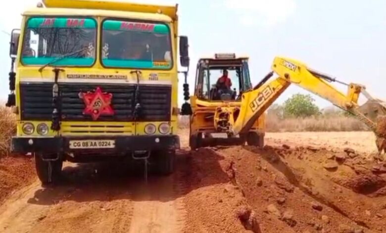 मुरूम का अवैध खनन व परिवहन, शिकायत पर कार्रवाई नहीं मुरूम का अवैध खनन व परिवहन, शिकायत पर कार्रवाई नहीं