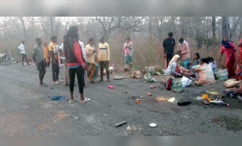 तेज रफ़्तार मालवाहक पलटा, 15 लोग घायल 3 गंभीर तेज रफ़्तार मालवाहक पलटा, 15 लोग घायल 3 गंभीर