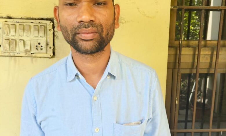 एसीबी ने रिश्वत लेते आरटीओ के बाबू को पकड़ा एसीबी ने रिश्वत लेते आरटीओ के बाबू को पकड़ा