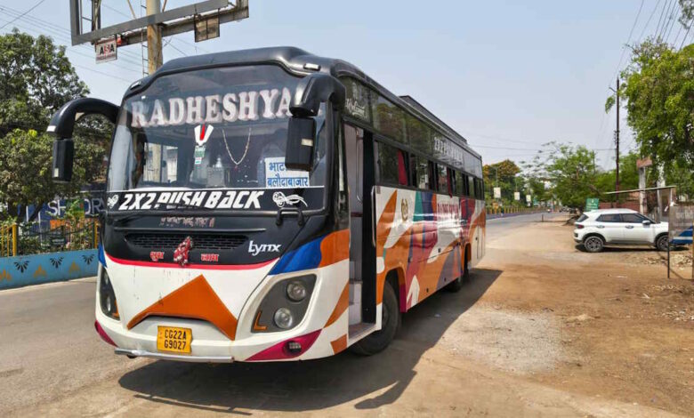 बस में चैन स्नेचिंग की शिकार हुई महिला, कोतवाली में खड़ी की गाड़ी