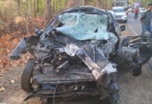 तेज रफ़्तार ट्रक ने कार को ठोका, तीन की हुई मौत