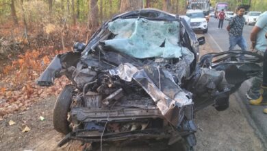 तेज रफ़्तार ट्रक ने कार को ठोका, तीन की हुई मौत