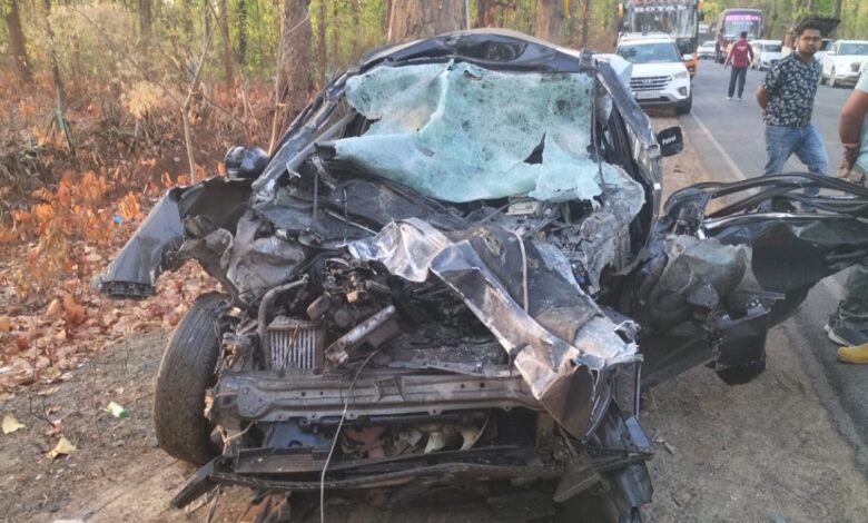 तेज रफ़्तार ट्रक ने कार को ठोका, तीन की हुई मौत तेज रफ़्तार ट्रक ने कार को ठोका, तीन की हुई मौत