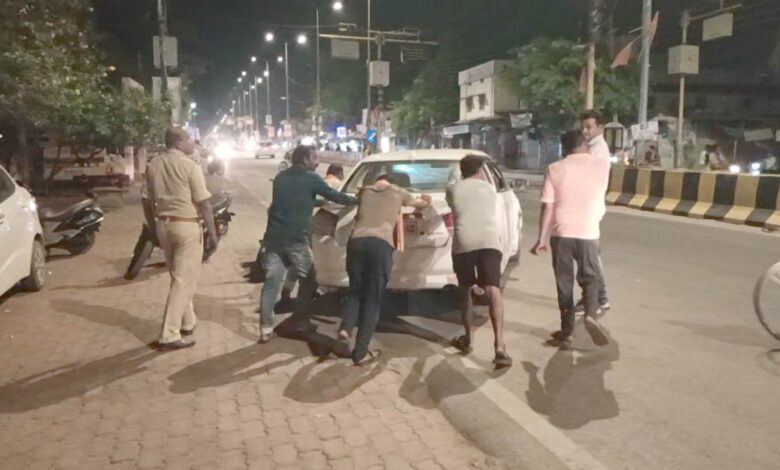 तहसील कार्यालय के सामने कार बिगड़ी, पकडे गए महाराष्ट्र के 2 गांजा तस्कर