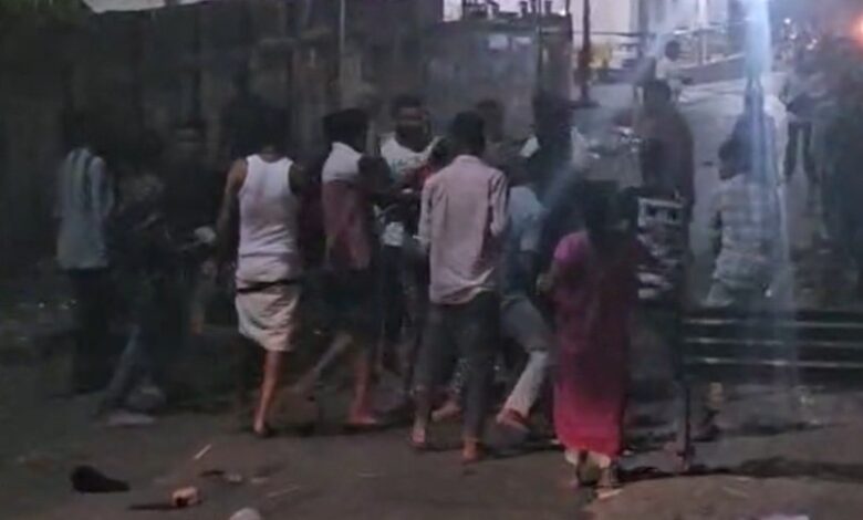 पुराने विवाद के चलते दो पक्ष आपस में भिड़े