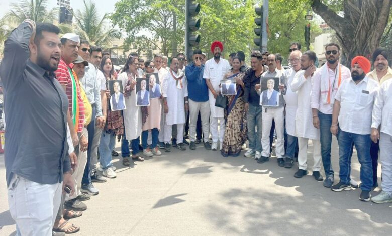 खरगे को पागल कहने पर आक्रोशित कांग्रेसियों ने असम के सीएम हेमंता का पुतला फूका खरगे को पागल कहने पर आक्रोशित कांग्रेसियों ने असम के सीएम हेमंता का पुतला फूका